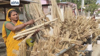 तिहार नजिकिँदै गर्दा ग्रामीण महिलाहरू हुक्काहुक्की बोकेर सहरतिर