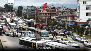 राइड सेयरिङको विरोधमा सार्वजनिक यातायात भोलिदेखि ठप्प, व्यवसायीको सवारी ग्यारेजमै थन्किने