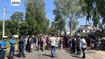 बर्दिवास बस दुर्घटनाका घाइतेले उपचार नपाएपछि बीपी राजमार्ग अवरुद्ध