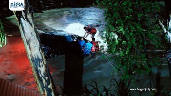 विष्णुमती खोलामा खसेको कारबाट युवतीको सकुशल उद्धार, प्रहरी र स्थानीय घाइते