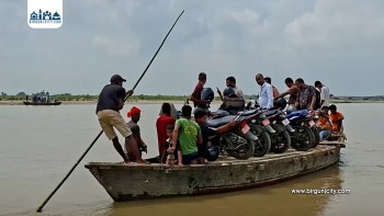 सिरहा–धनुषा सीमा कमला नदीमा बाँसको पुल बगाइएपछि डुङ्गाबाट आवागमन