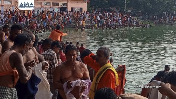 जनकपुरधामको गङ्गासागरमा पितृ तर्पण गर्ने श्रद्धालुहरूको भीड