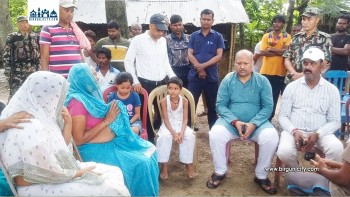 सप्तरीमा मुख्यमन्त्री सतिशकुमार सिंहले प्रहरीको गोलीबाट मृत्यु भएका लालु यादवको परिवारलाई भेटे