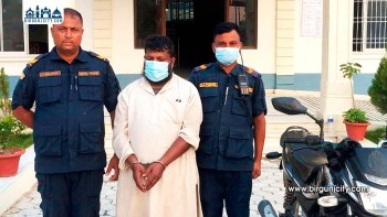 महोत्तरीमा ११ लाख ५१ हजार नगदसहित एक व्यक्ति पक्राउ