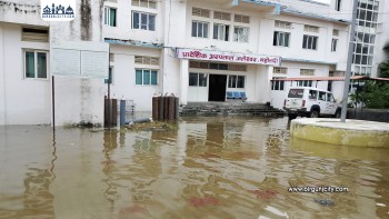 महोत्तरीमा बाढी : सदरमुकाम जलेश्वरका दर्जनौँ कार्यालय डुबानमा