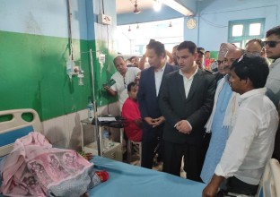 स्वास्थ्य मन्त्री पौडेल वीरगञ्जमा हैजाको प्रकोप स्थलगत अनुगमन गर्दै