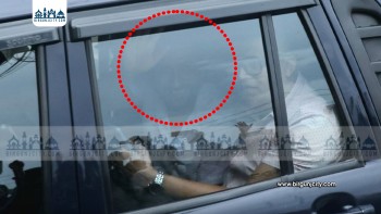 प्रहरीको भ्यानबाट हात हल्लाउँदै नख्खु कारागार छिरे रवि लामिछाने