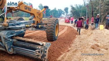 सडक निर्माण कार्यमा बालबालिकालाई मजदुरीमा लगाइएको