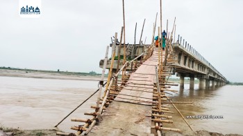 कमला नदीको अधुरो पुलमा ५० रुपैयाँ शुल्क तिरेर यात्रा गर्छन् स्थानीय