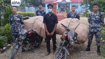 सिरहामा भन्सार छली गरिएको लत्ताकपडा र मोटरसाइकल सहित युवक पक्राउ