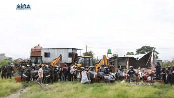 मनोहराकाे सुकुम्बासी बस्तीमा काठमाडौँ महानगरले डाेजर चलायो (तस्विरहरु)