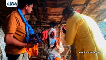 अलौ सिवान टोलमा रास्वपाको घरदैलो, जेष्ठ नागरिक जनक साहले कानुलाई दिए परिवर्तनको आशीर्वाद